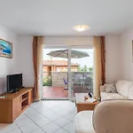 Pinta Mit Grossem Garten By Interhome Apartman