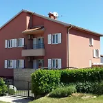 Appartement Pinta Mit Grossem Garten By Interhome *