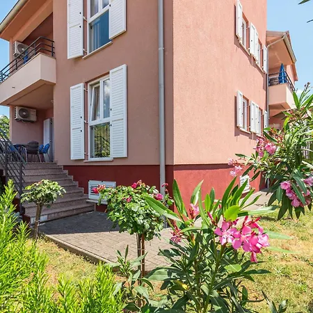 Appartement Pinta Mit Grossem Garten By Interhome *