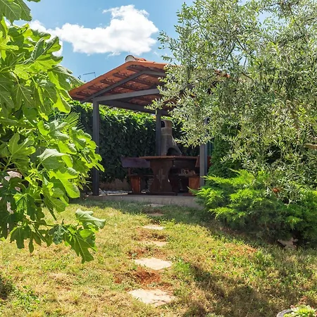 Pinta Mit Grossem Garten By Interhome Apartman