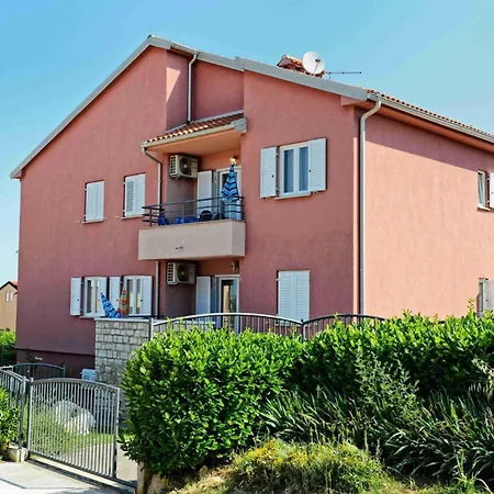 Pinta Mit Grossem Garten By Interhome Dajla