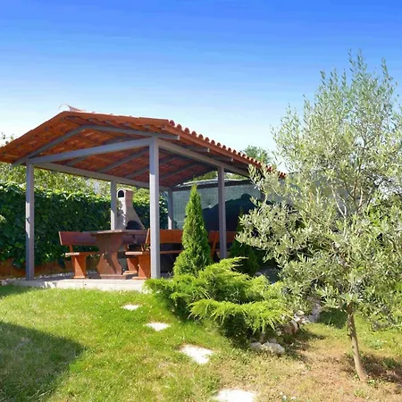 Apartment Pinta Mit Grossem Garten By Interhome Dajla