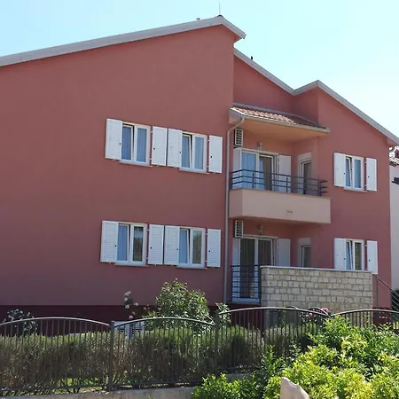 Pinta Mit Grossem Garten By Interhome *