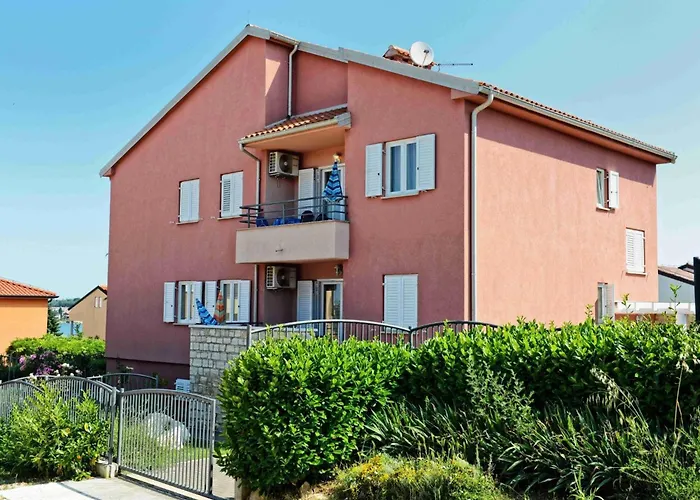 Pinta Mit Grossem Garten By Interhome Dajla